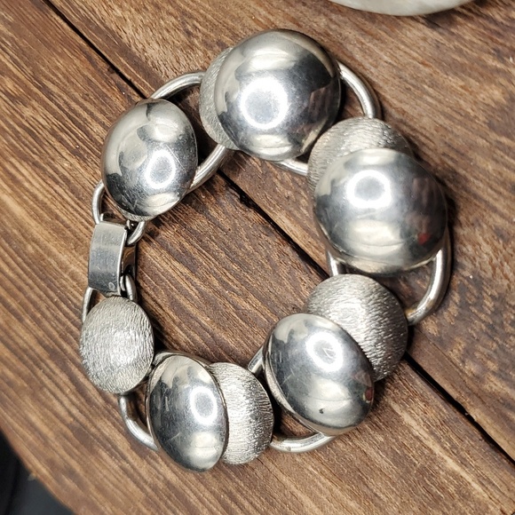 B2729 medallion crest bracelet - Picture 2 of 2